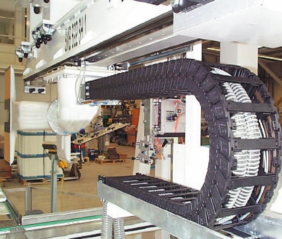 E6 cable carrier on extraction robot
