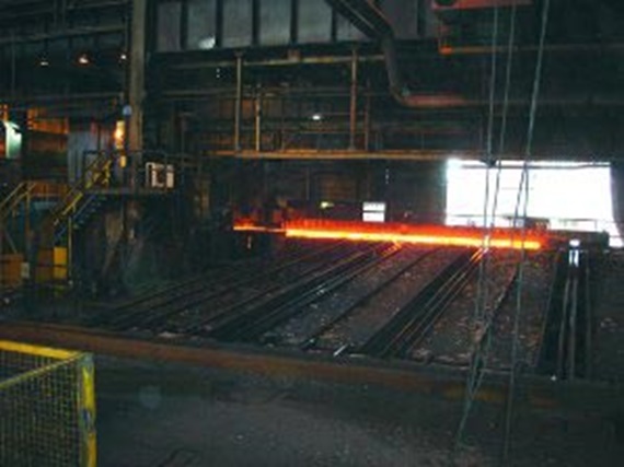 Indoor magnet cranes in a steelworks