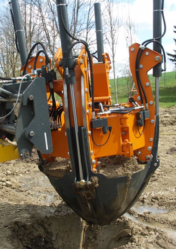 The transplanting hole is dug using the root ball transplanter.
