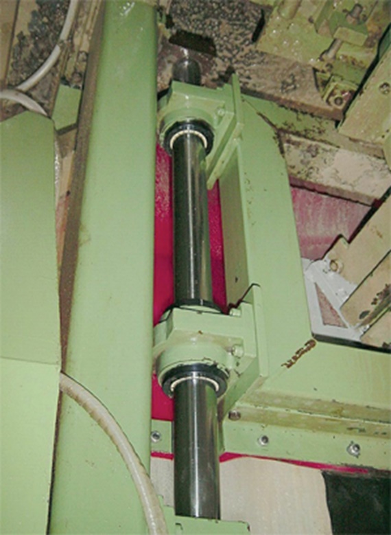 Linear bearings in pipe cutter