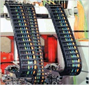 Cable carrier on tooling machine: combined motion