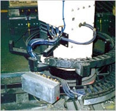Rotary movement cable carrier