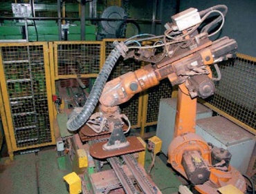 Palletizing robot cable carriers