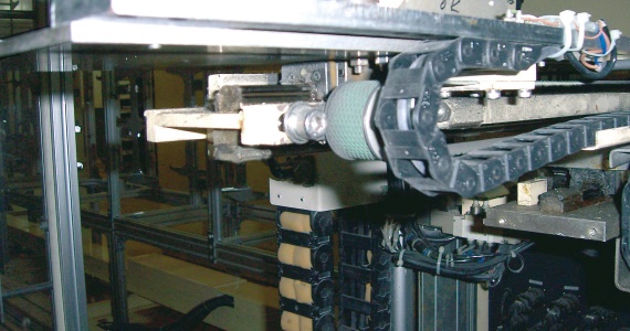 Continuous-flex cable on stacking unit for phosphorous screens